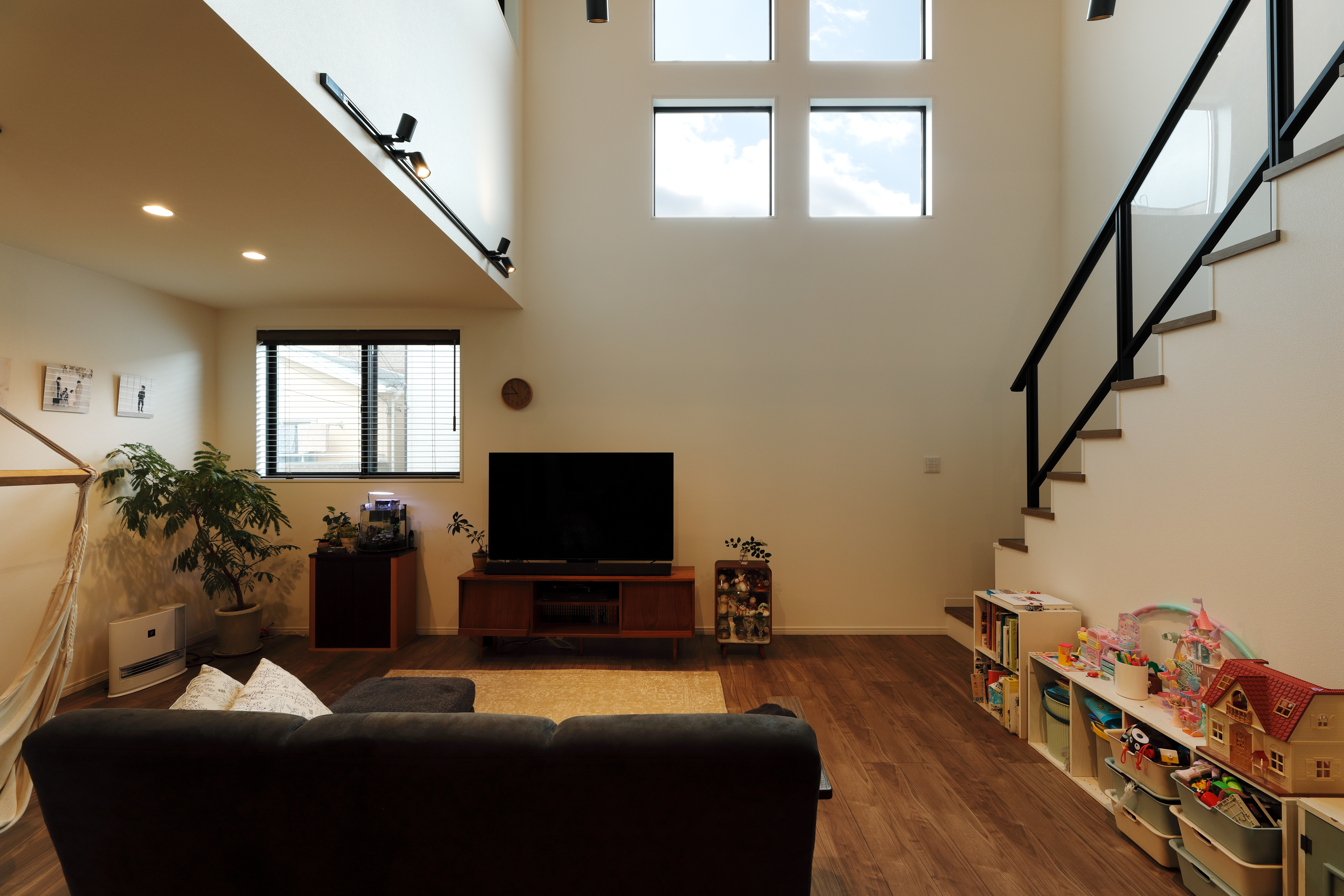 ハンモック、ホームシアターのある遊び心満点の家 写真