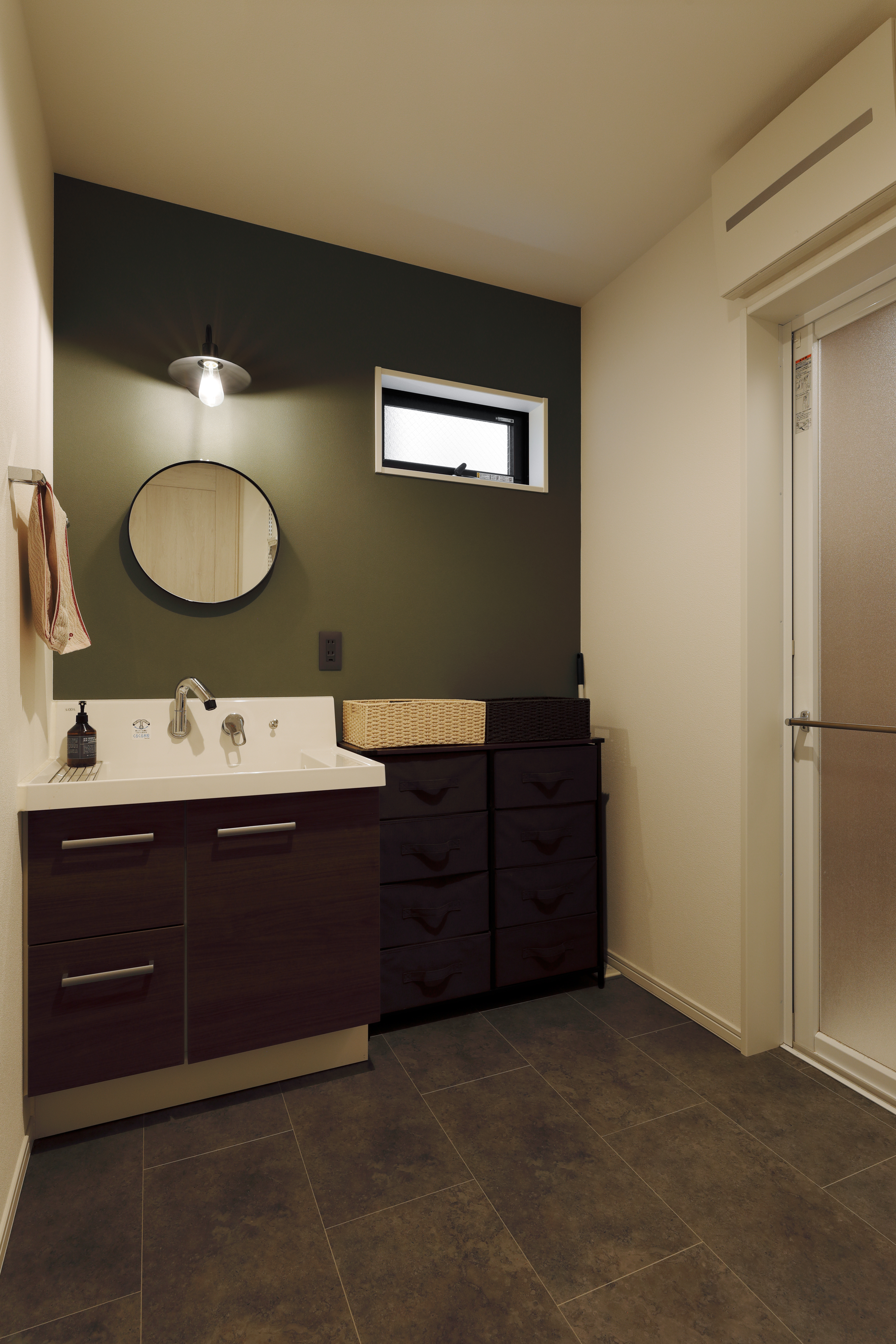 ハンモック、ホームシアターのある遊び心満点の家 写真