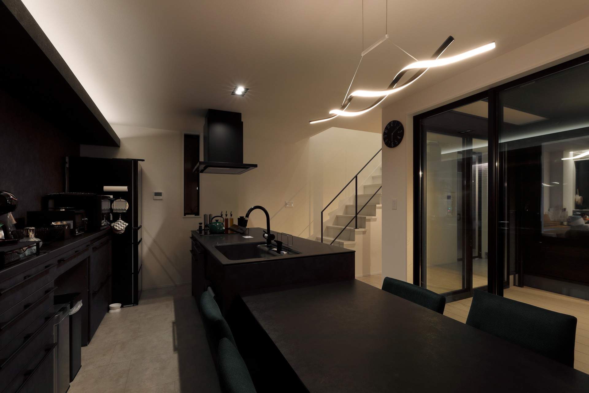 シンプルで洗練されたホテルライクな家 写真